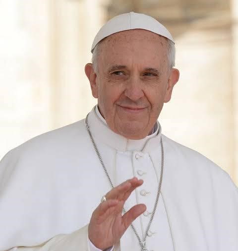 Papa Francisc spune că homosexualitatea nu e infracțiune