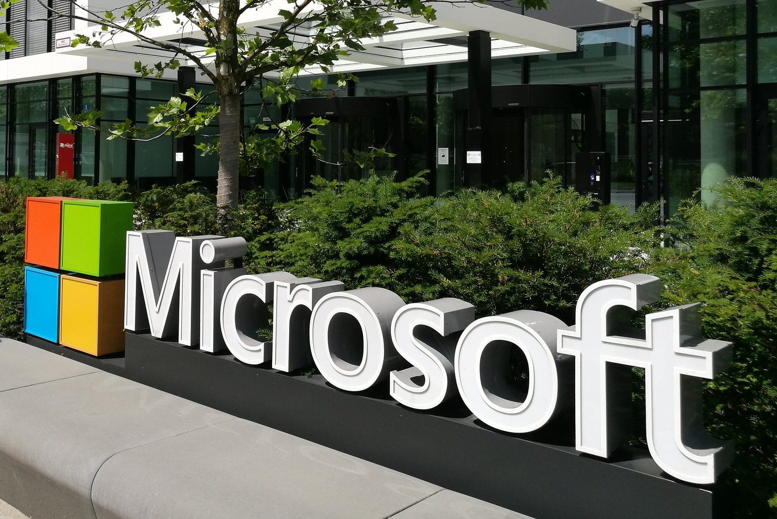Microsoft vrea să concedieze 10.000 de angajați
