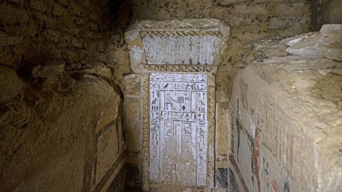 Mumie de 4300 de ani, acoperita cu aur, descoperita in Egipt