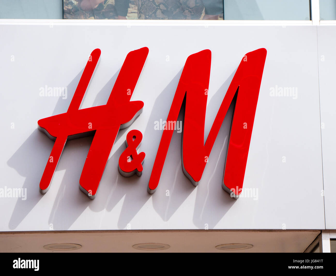 H&M, vanzari sub asteptari, in timp ce Zara merge mai bine