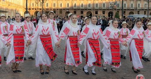 Torino: participare record la Flash Mob-ul dedicat Zilei României, organizat de Grupul Vatra