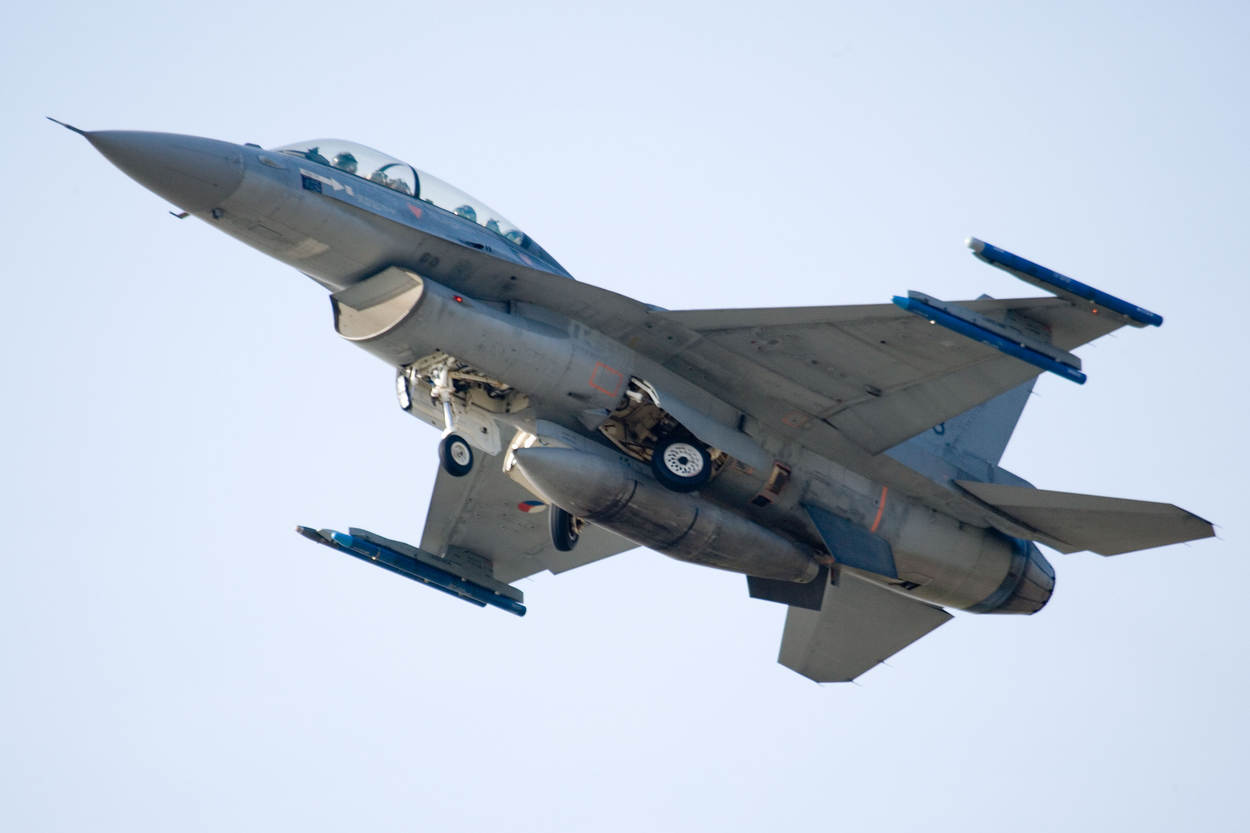 Olanda cumpara munitie pentru avioanele F-16 destinate Ucrainei