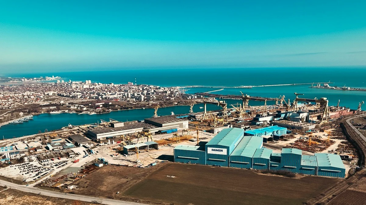 Panorama Șantierului Naval Mangalia, cu orașul și Marea Neagră în fundal